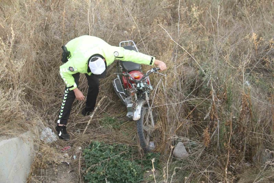 Motosiklet Levhalara Çarpıp Şarampole Düştü: 2 Yaralı