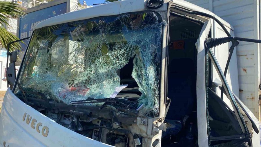 Antalya’da 4 Araçlı Zincirleme Kaza: 2 Yaralı