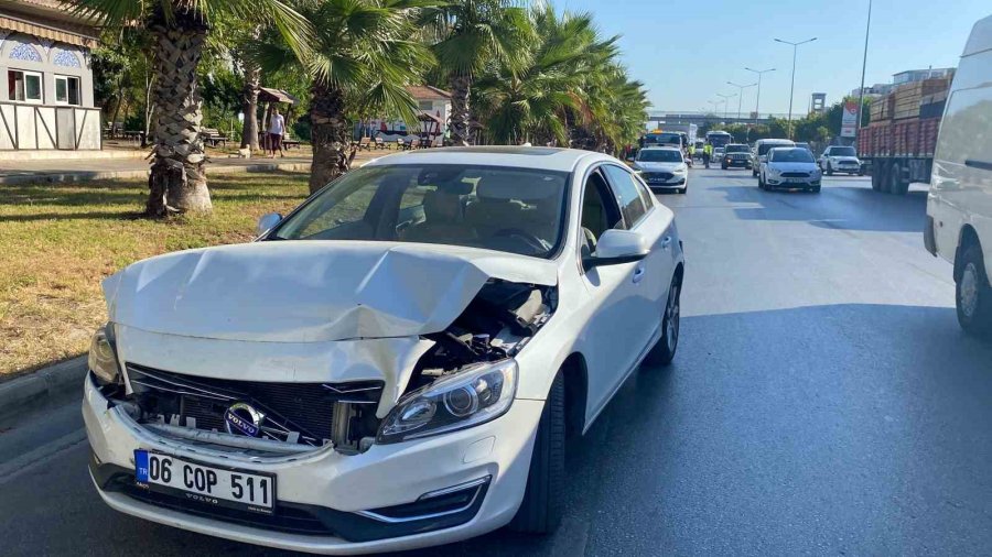 Antalya’da 4 Araçlı Zincirleme Kaza: 2 Yaralı