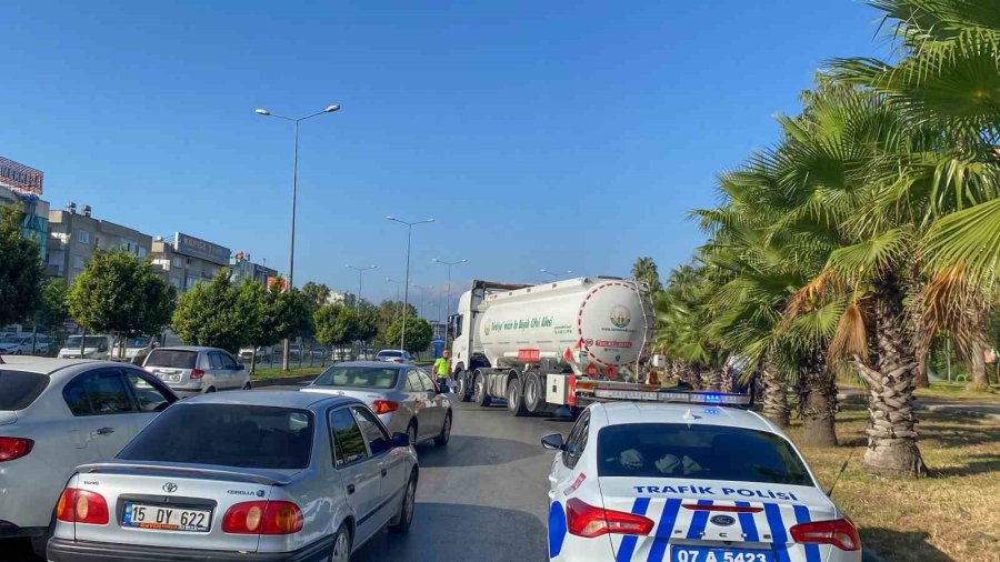 Antalya’da 4 Araçlı Zincirleme Kaza: 2 Yaralı