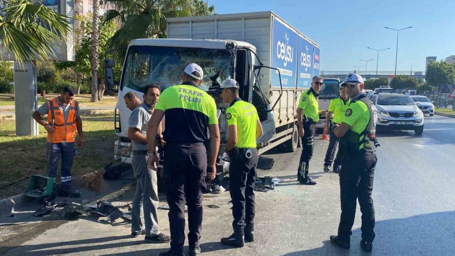 Antalya’da 4 Araçlı Zincirleme Kaza: 2 Yaralı