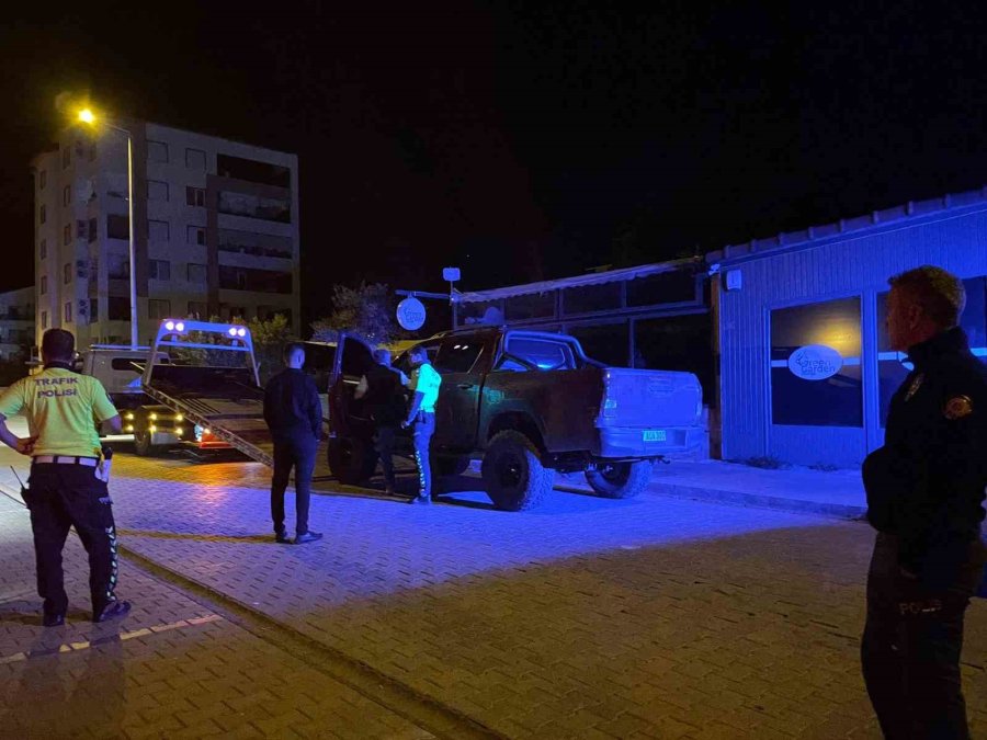 Trafik Ekiplerinden Kaçan Sürücü Lüks Kamyoneti Bırakıp Gitti