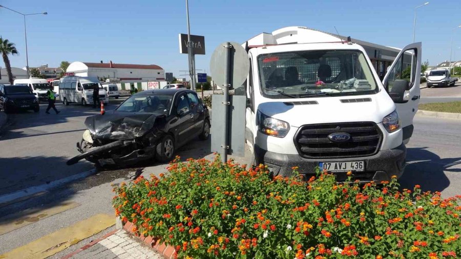 Kazada Şoka Giren Hamile Kadın Araçtan İnip Yere Yığıldı