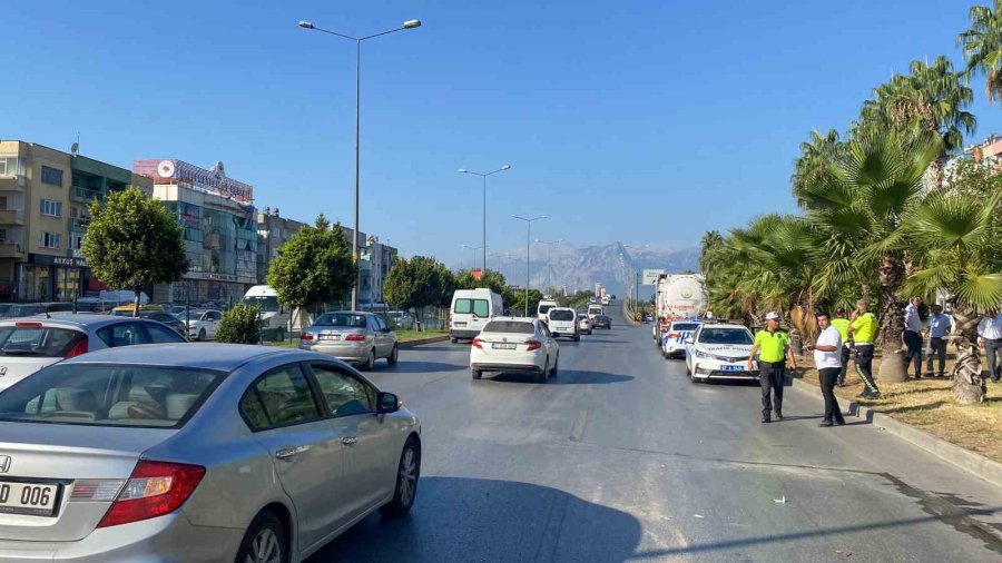 Antalya’da 4 Araçlı Zincirleme Kaza: 2 Yaralı