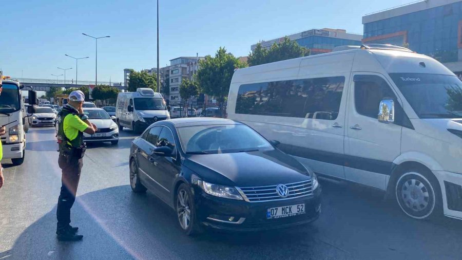 Antalya’da 4 Araçlı Zincirleme Kaza: 2 Yaralı