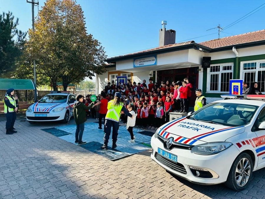 Jandarma Öğrencilere Trafik Bilinci Aşıladı