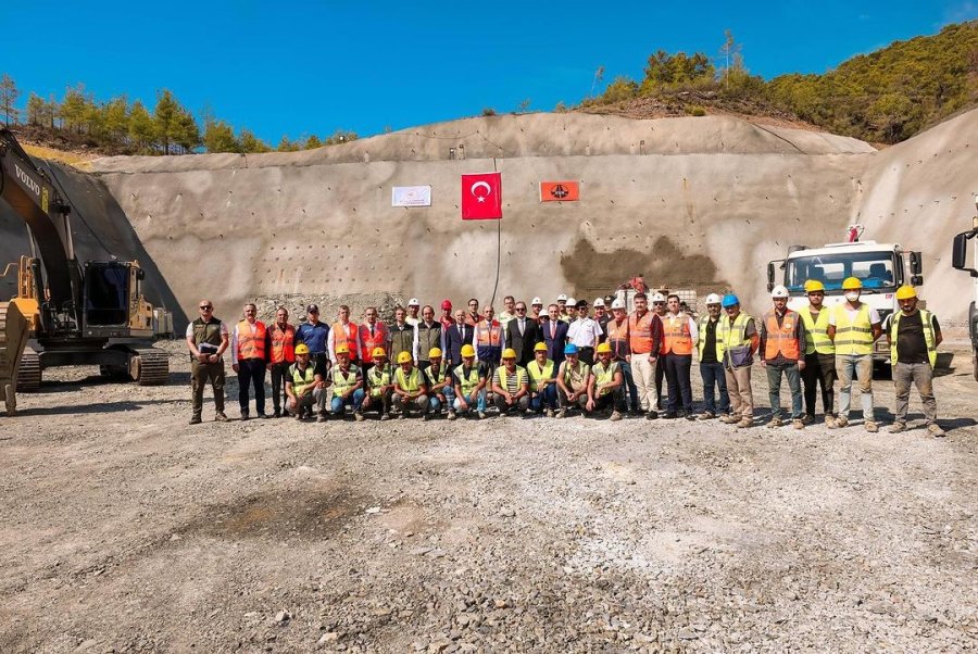 Akdeniz Sahil Yolu Projesi Hızla Sürüyor