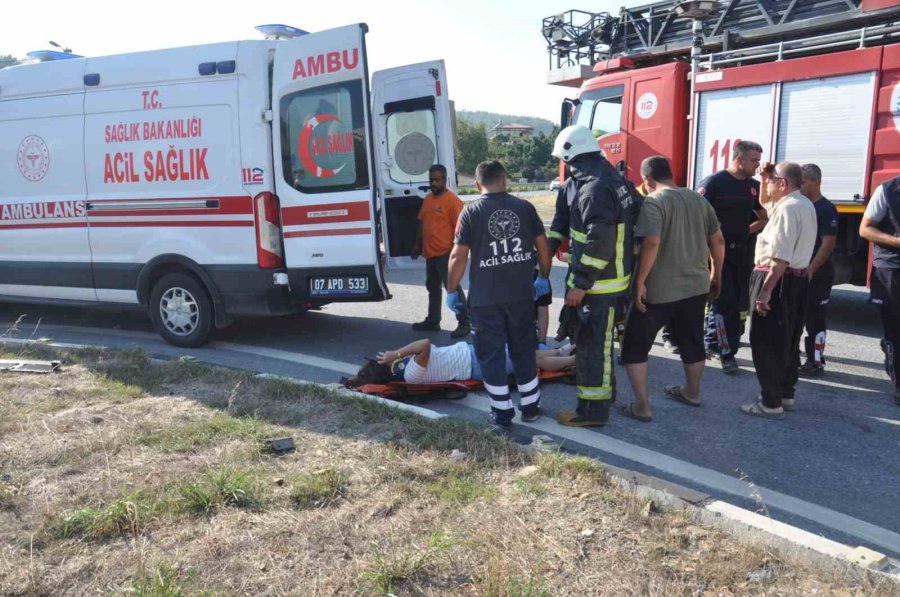 Araçta Sıkışan Çift Güçlükle Kurtarıldı