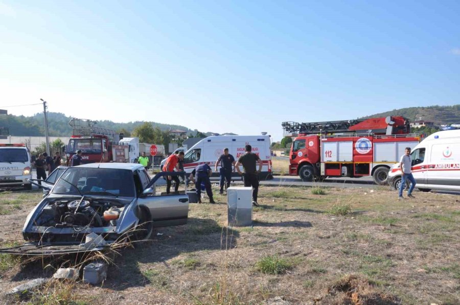 Araçta Sıkışan Çift Güçlükle Kurtarıldı