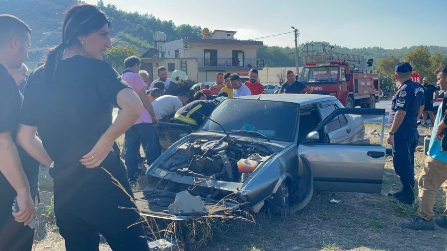 Araçta Sıkışan Çift Güçlükle Kurtarıldı