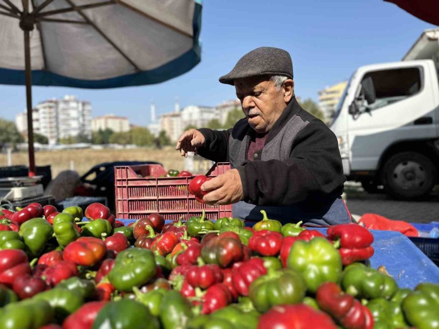 Tiyatroların Sevilen Yüzü Semt Pazarının Da İlgi Odağı Oldu