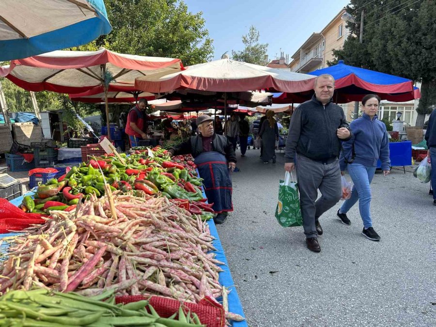 Tiyatroların Sevilen Yüzü Semt Pazarının Da İlgi Odağı Oldu