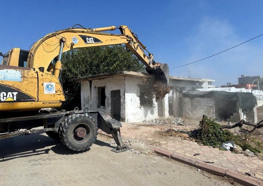 Akdeniz’de Metruk Binaların Yıkımı Sürüyor