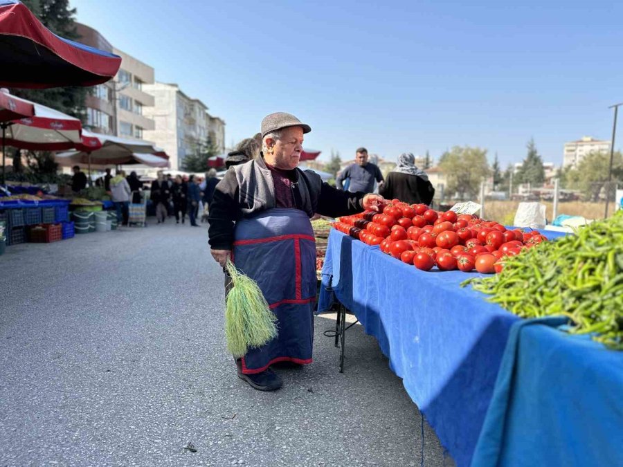 Tiyatroların Sevilen Yüzü Semt Pazarının Da İlgi Odağı Oldu