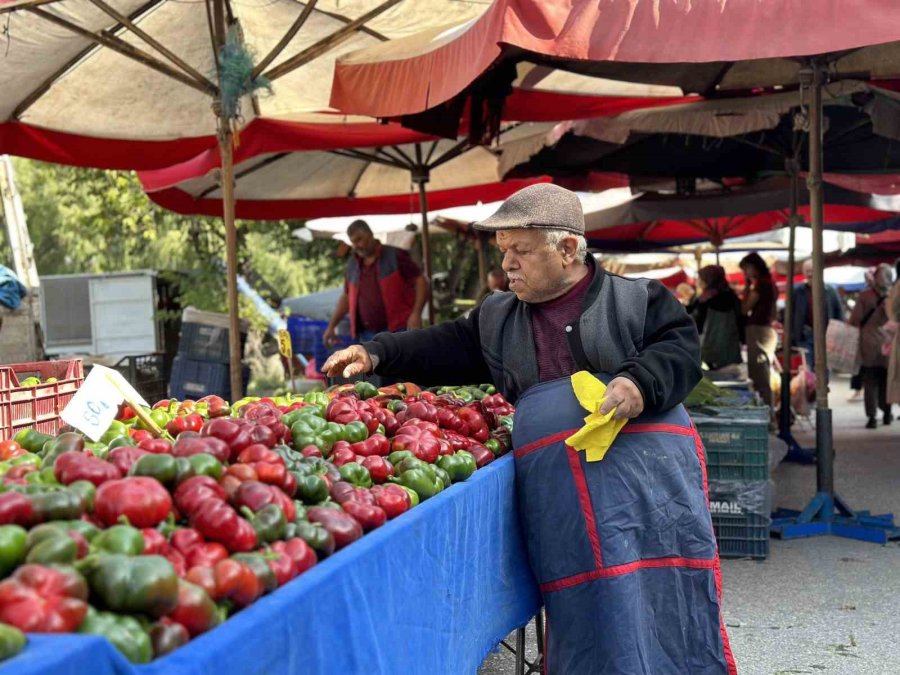 Tiyatroların Sevilen Yüzü Semt Pazarının Da İlgi Odağı Oldu