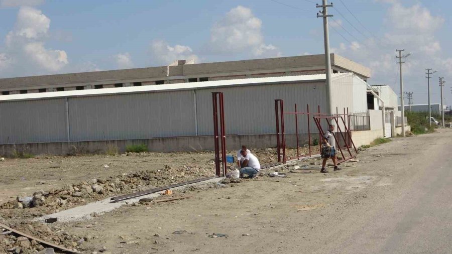 İtfaiyenin Zamanında Müdahalesi Yangının İş Yerlerine Ulaşmasını Engelledi