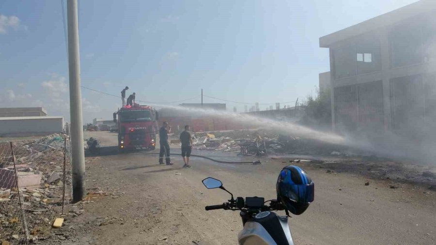 İtfaiyenin Zamanında Müdahalesi Yangının İş Yerlerine Ulaşmasını Engelledi