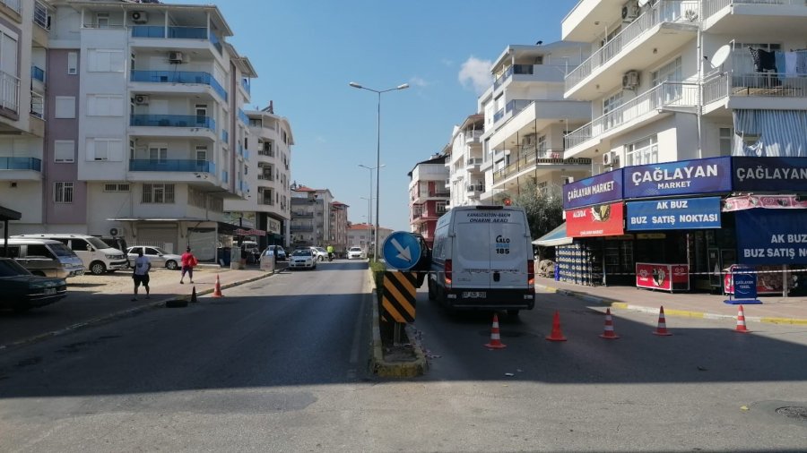 Ters Yönden Gelen Motosiklet Otomobille Çarpıştı, Kaza Anları Güvenlik Kamerasında