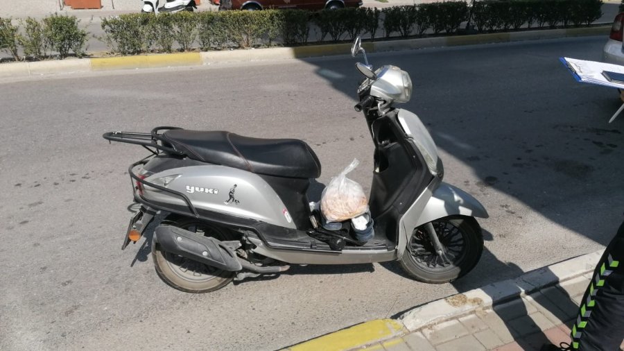 Ters Yönden Gelen Motosiklet Otomobille Çarpıştı, Kaza Anları Güvenlik Kamerasında