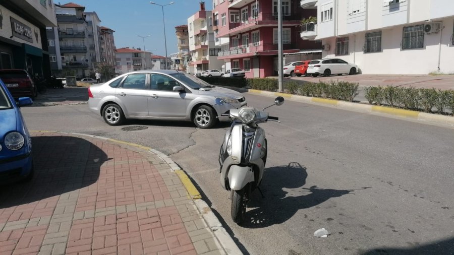 Ters Yönden Gelen Motosiklet Otomobille Çarpıştı, Kaza Anları Güvenlik Kamerasında