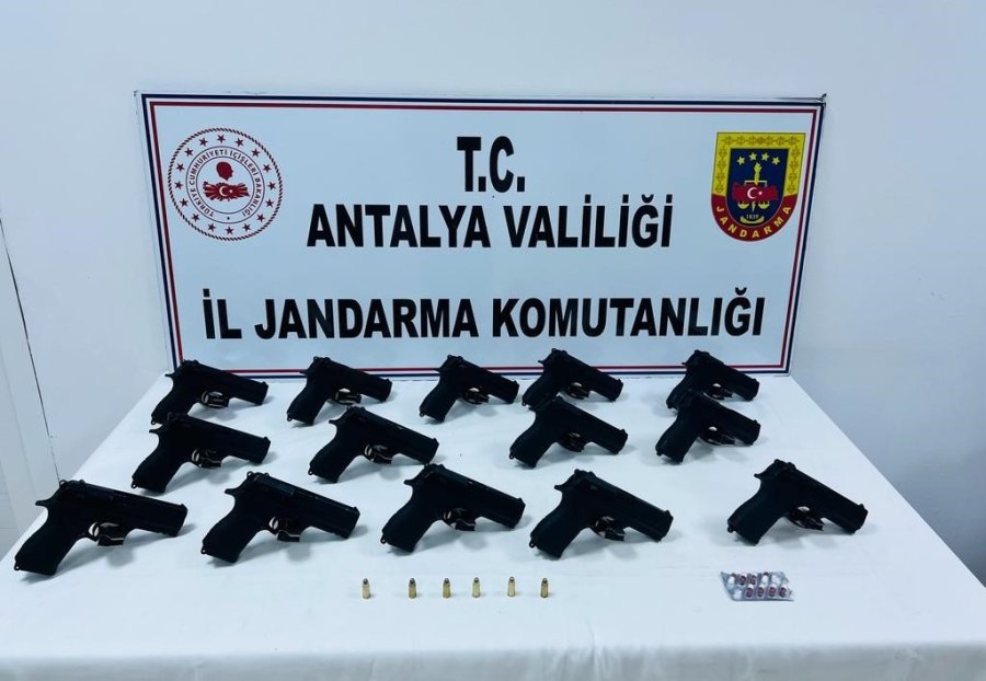 Jandarmadan Hareket Halindeki Otomobile Operasyon: 14 Ruhsatsız Tabanca Ele Geçirildi