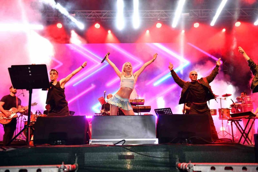 Mersin Gençlik Festivali Aleyna Tilki Konseriyle Sona Erdi