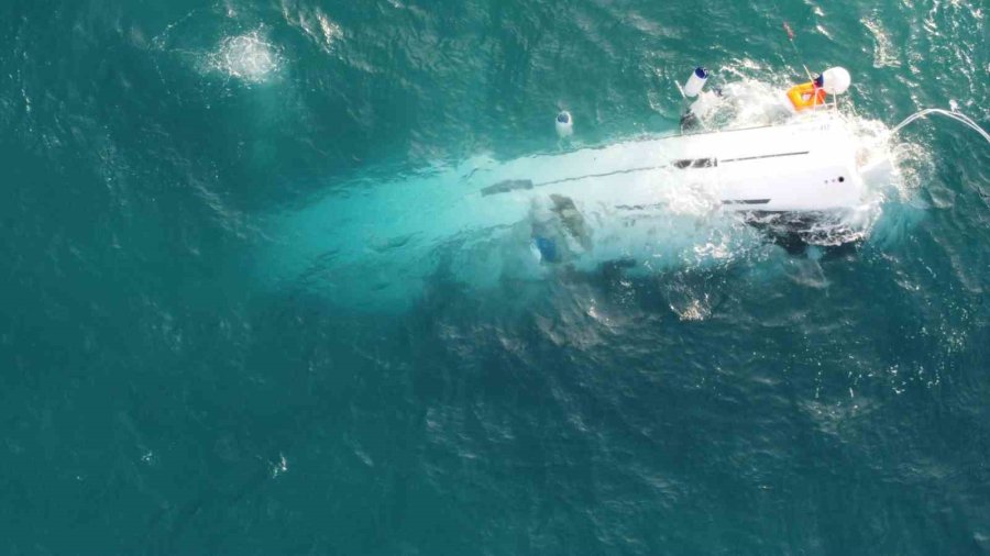 12 Metrelik Lüks Tekne Battı, 2 Kişi Sağ Kurtuldu