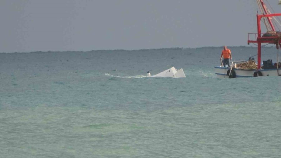 12 Metrelik Lüks Tekne Battı, 2 Kişi Sağ Kurtuldu