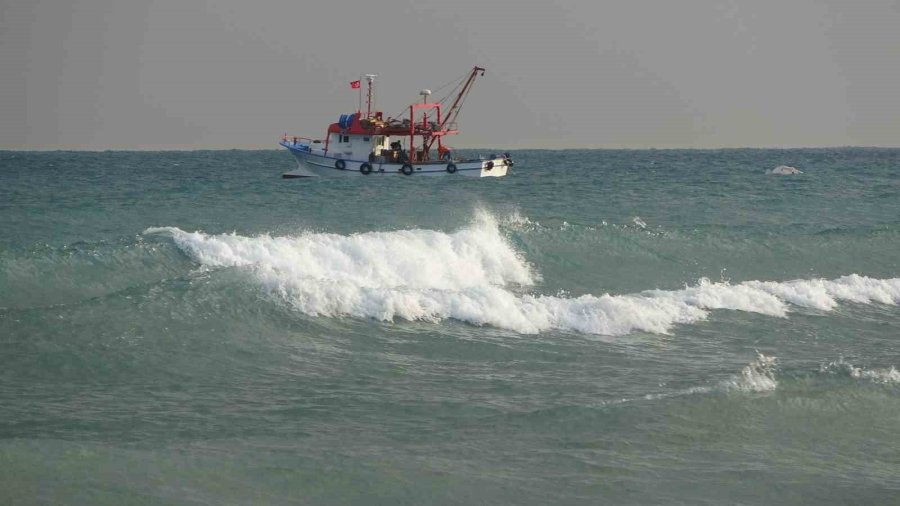 12 Metrelik Lüks Tekne Battı, 2 Kişi Sağ Kurtuldu