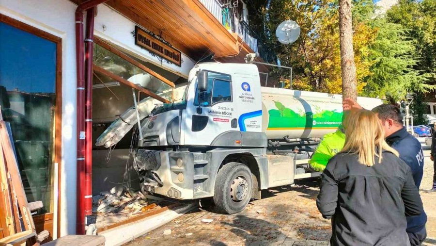 Kamyonun Freni Patladı, Facianın Eşiğinden Dönüldü