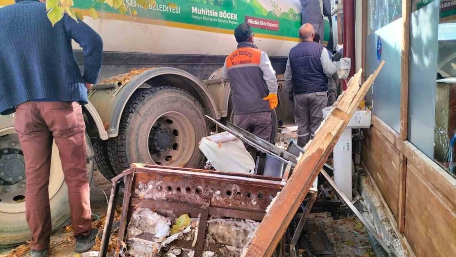 Kamyonun Freni Patladı, Facianın Eşiğinden Dönüldü