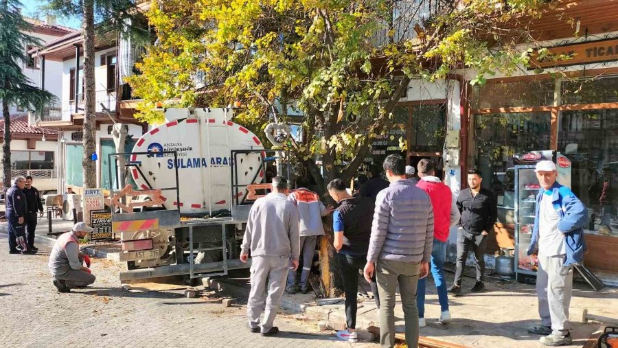 Kamyonun Freni Patladı, Facianın Eşiğinden Dönüldü