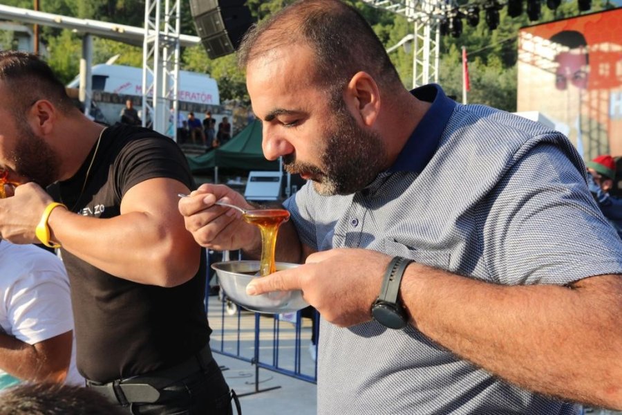 2 Dakikada 2 Kilogram Bal Yedi Birinciliği Kaptı