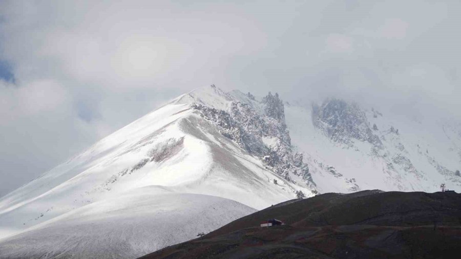 Erciyes’te Kar Sonrası Kartpostallık Görüntüler Oluştu