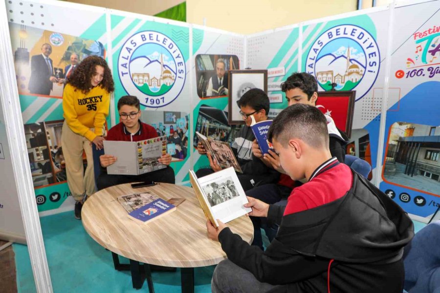 Kitap Fuarı’nda Talas Standına İlgi Büyük