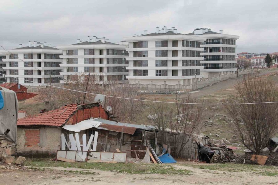 Bir Tarafında Yol Yok Diğer Tarafından Milyonluk Daireler