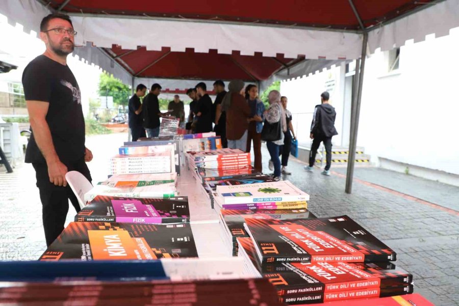 Öğrenciler Ucuz Kitap Fuarı’nda Kitaplarla Buluştu