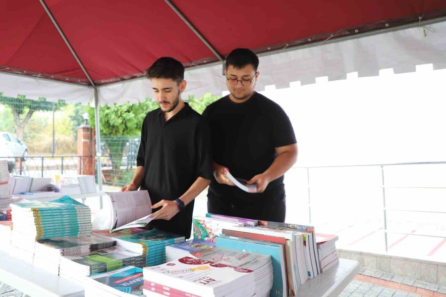 Öğrenciler Ucuz Kitap Fuarı’nda Kitaplarla Buluştu