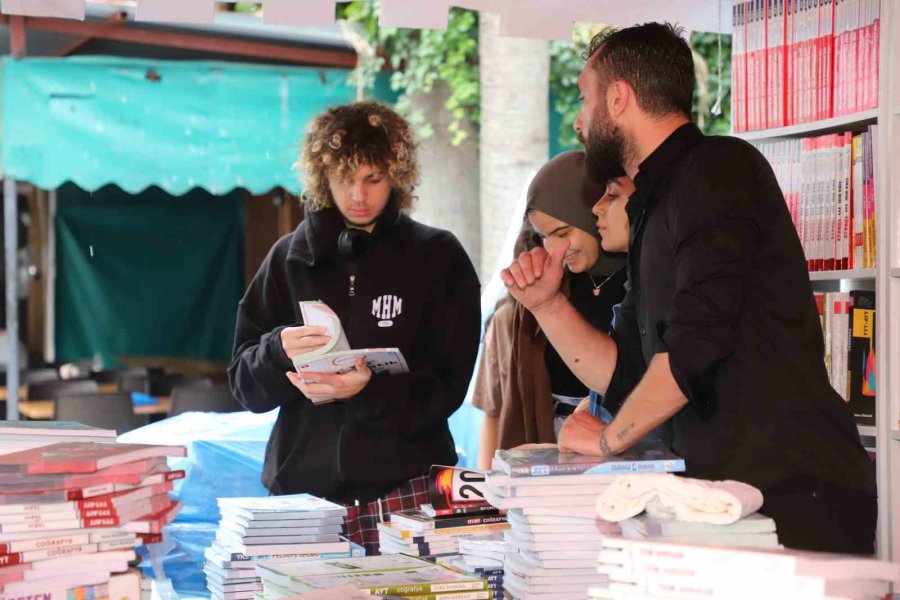 Öğrenciler Ucuz Kitap Fuarı’nda Kitaplarla Buluştu