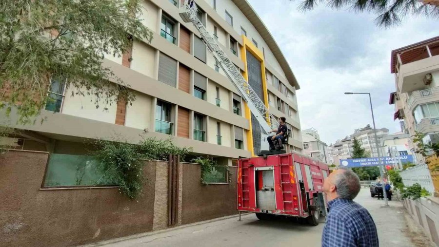 Mahsur Kalan İki Güvercinin Kurtulmasını Sağladılar, Elleriyle Su İçirdiler