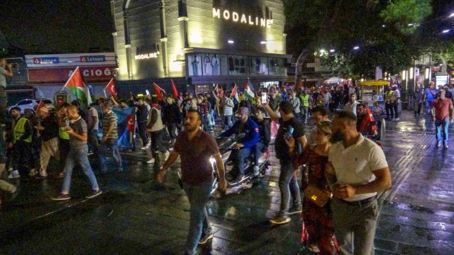 İsrail’in Gazze’deki Hastane Saldırısı Antalya’da Protesto Edildi