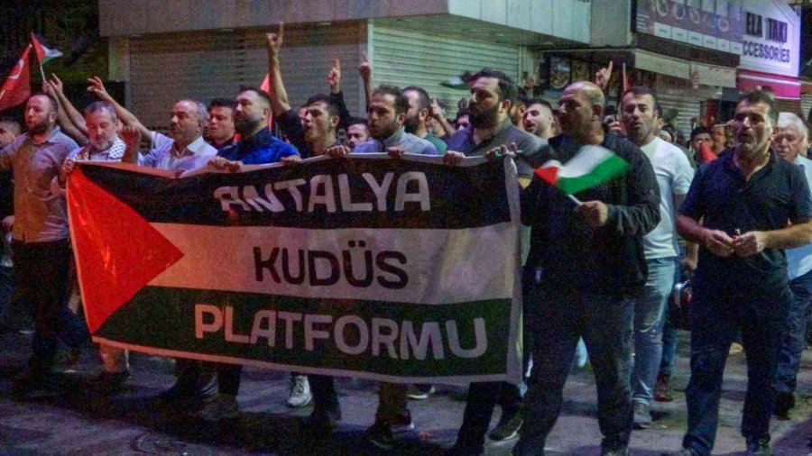 İsrail’in Gazze’deki Hastane Saldırısı Antalya’da Protesto Edildi