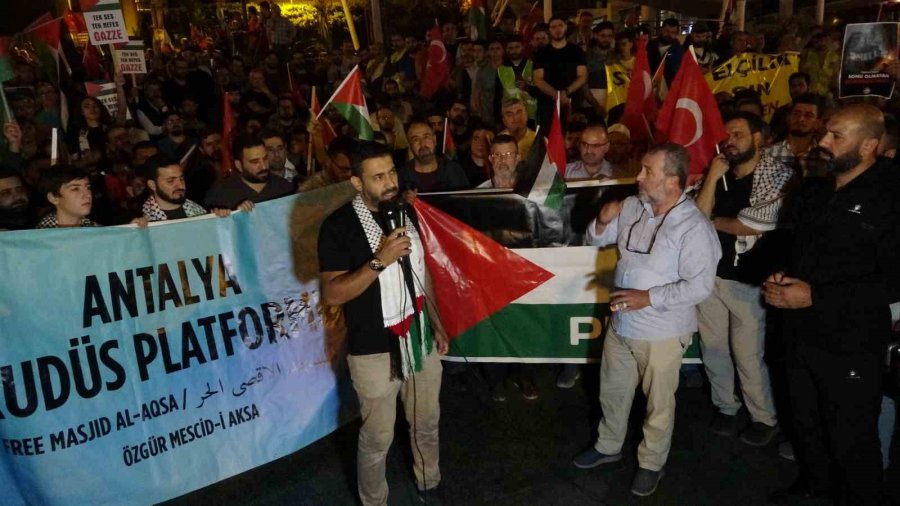 İsrail’in Gazze’deki Hastane Saldırısı Antalya’da Protesto Edildi