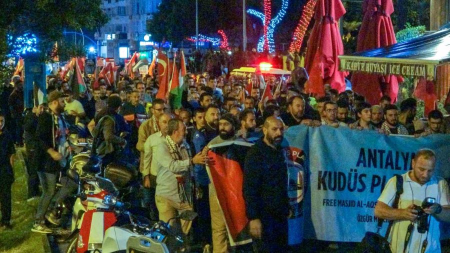 İsrail’in Gazze’deki Hastane Saldırısı Antalya’da Protesto Edildi