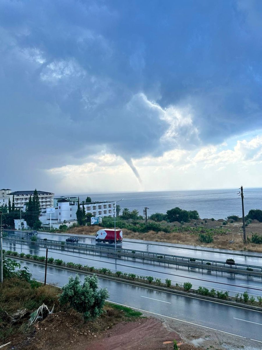 Antalya’da Deniz Üzerindeki Oluşan Devasa Hortum Korkuttu