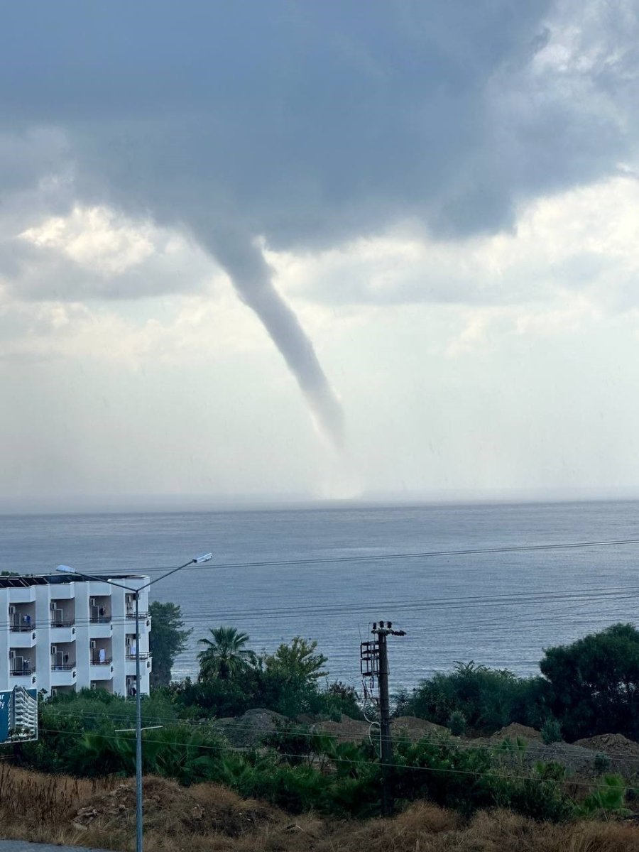 Antalya’da Deniz Üzerindeki Oluşan Devasa Hortum Korkuttu