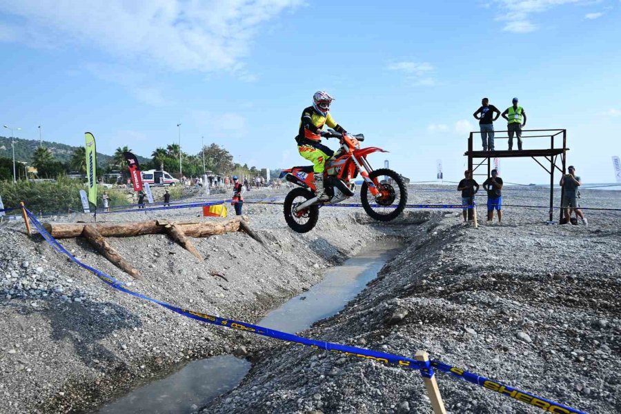 Endurocular Kemer Sahilinde Hünerlerini Sergiledi