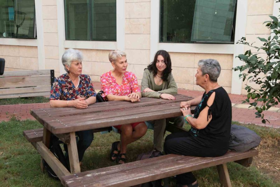 Anneanne, Kardeşleri Ve Torunu Aynı Üniversitede