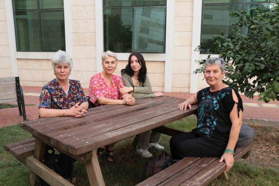 Anneanne, Kardeşleri Ve Torunu Aynı Üniversitede