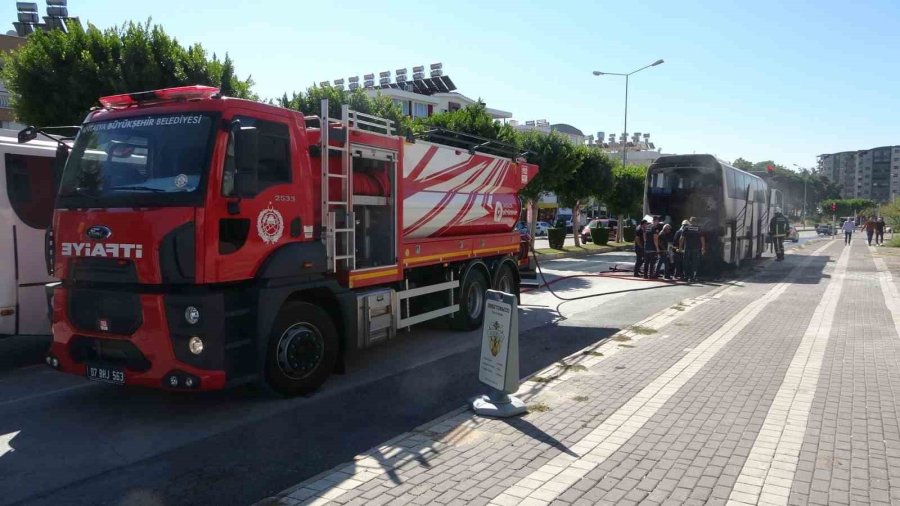 Antalya’da Hareket Halindeki Otobüs Yandı, Yangın Tüpünü Ve Çeşme Hortumunu Alan Otobüse Koştu